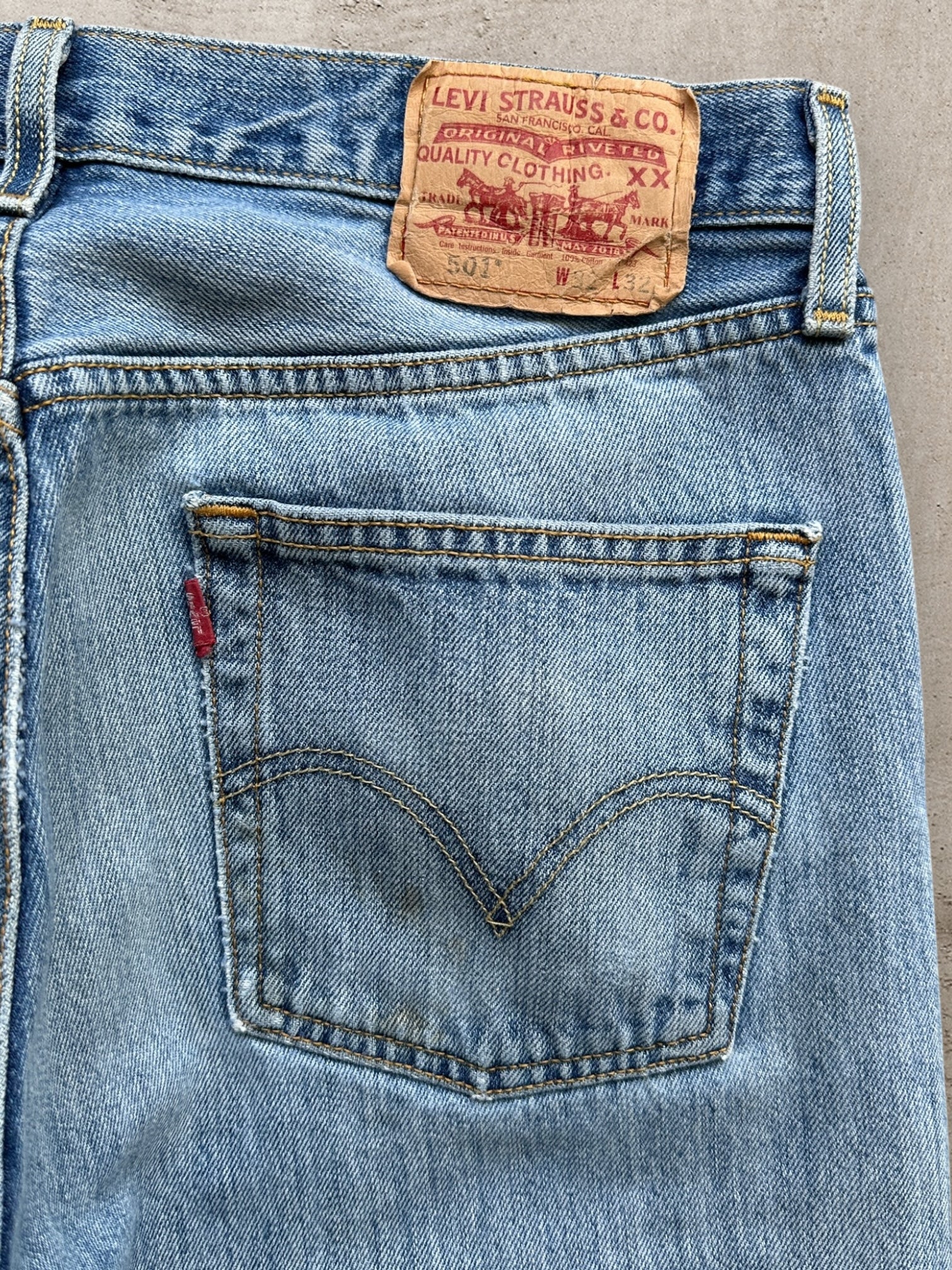 00s Levi's 501 Distressed Denim Jeans - 32x32 – The Juncture