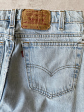 Load image into Gallery viewer, 90s Levi 550 Light Wash Jeans - 32x30

