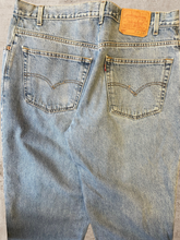 Load image into Gallery viewer, 90s Levi 560 Loose Fit Jeans - 36x30
